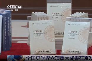 你说他在想啥？克莱末节呆坐板凳席 抿着嘴若有所思